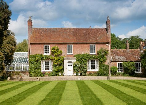 Georgian country houses for sale Barn Exterior, Cottage Mansion, House With Land, House Traditional, Exterior Garden, English Farmhouse, Brick Cottage, Rural Architecture, Georgian House