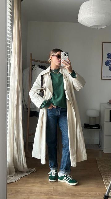 Sweatshirt And Trench Coat, Colorful Gazelle Outfit, Charlotte Olivia Outfits, Trench Coat Fall Outfit, Green Trainers Outfit, Fall Outfits Trench Coat, Gazelle Green Outfit, Adidas Gazelle Green Outfit, Colorful Autumn Outfits