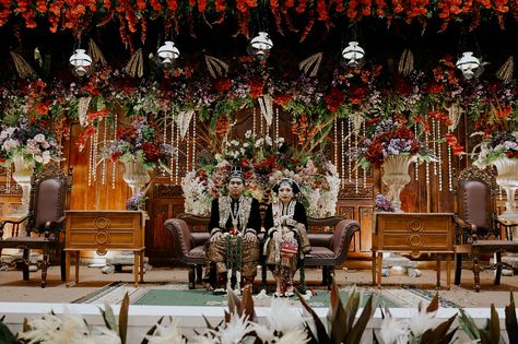 Javanes Wedding Traditional Javanese Wedding, Traditional Bride, Wedding Reception, Wedding Decorations, Holiday Decor, Quick Saves, Wedding Receptions