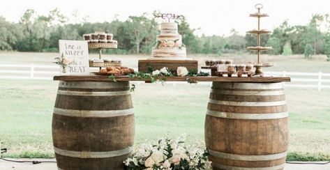 Barrel Wedding Cake Table, Barrel Table Wedding, Barrel Wedding Cake, Country Style Party, Whiskey Barrel Decor, Rustic Wedding Desserts, Outdoor Wedding Cake, Whiskey Barrel Wedding, Dessert Display Wedding