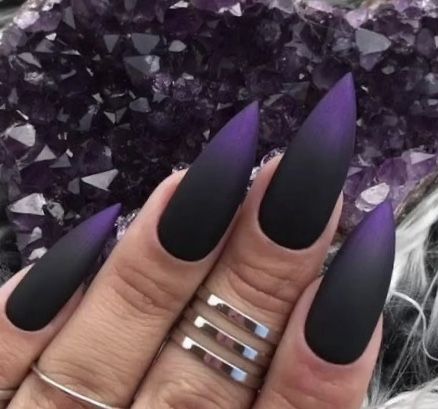 Stilleto Ombre Acrylic Nails, Black And Purple Ombré Nails, Black To Purple Ombre Nails, Purple Stilleto Nails Designs, Purple Black Ombre Nails, Edgy Stiletto Nails, Goth Nails Stiletto, Black And Purple Ombre Nails, Halloween Nails Matte