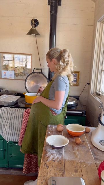 Hannah @Ballerina Farm on Instagram: "I have been wanting to make a lemon meringue pie 🍋✨🥧🎄! This was too much fun and very delicious." Ballerina Farm Hannah, Ballerina Farm Aesthetic, Homesteading Urban, Homestead Wife, Ballerina Farms, Calm Lifestyle, Ballerina Farm, Traditional Lifestyle, Irish Fashion