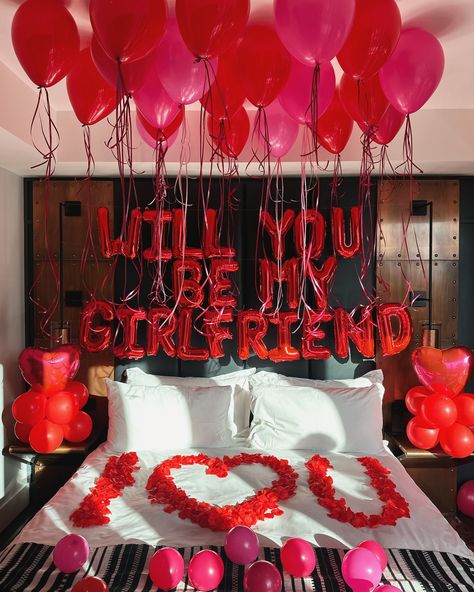 It’s will you be my girlfriend season 🏹💌❤️🔐 Made ready from office and positioned straight to your room. All done before your arrival 🎈 __________________ Simple steps to book 👇 ➡️ DM us ➡️ Note where you’ll be staying ➡️ Attach an image of what you’re after ➡️ Leave the rest with us ___________________ • • #hoteldecor #hotelballoons #hoteldecoration #londonhotel #londonballoons #balloondelivery #balloonsetup #ceilingballoons #londoneventplanner #birthdayballoon #birthdaygirl #ballo... Girlfriend Proposal, Romantic Room Surprise, I Love You Balloons, Romantic Room Decoration, Wedding Room Decorations, Romantic Date Night Ideas, Romantic Room, Cute Couple Gifts, Love And Affection