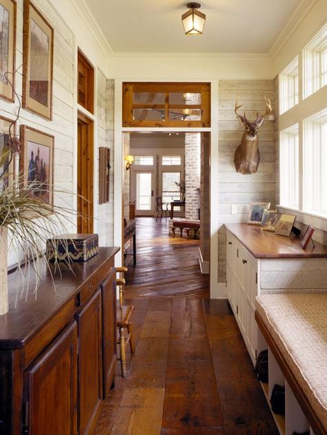 Cottage Style Mudroom, Farmhouse Foyer, Rustic Cottage Style, Functional Mudroom, Design Hall, Mud Room Storage, Mudroom Design, Hallway Designs, Interior Remodel