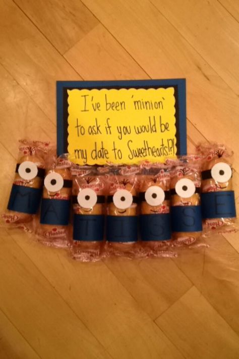 How I asked to Sweethearts (my name's on the minion's overalls) Minion Hoco Proposal, Sweethearts Dance Proposal, Dance Proposal Ideas, Cute Proposals, Dance Answers, Sweethearts Dance, Minion Dance, Highschool Dance, Dance Asks