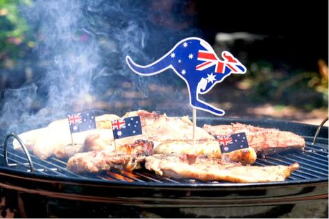 Australian Food - 15 Traditional Dishes to Eat in Australia Aussie Pie, Australian Bbq, Food Australia, New Year Food, Australian Restaurant, Cake Dip, Fairy Bread, Food Innovation, Man Cooking