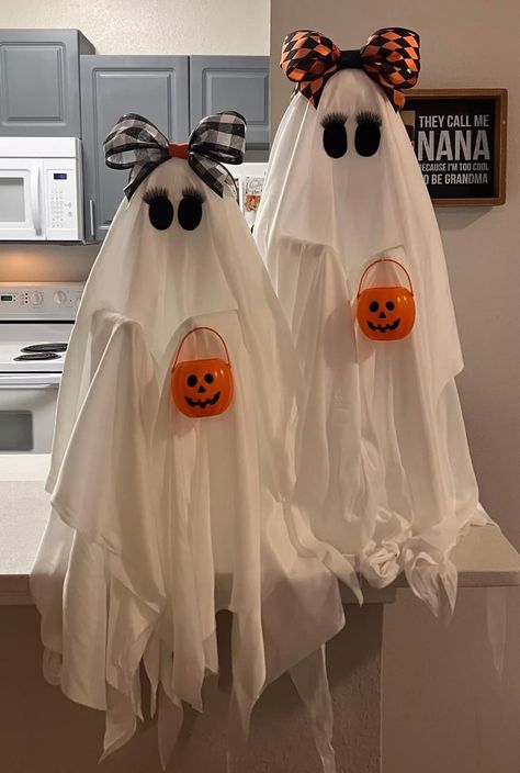 Sweet Halloween Decorations, Budget Halloween Decorations, Buffet Halloween, Décoration Table Halloween, Dollar Tree Halloween Decor, Easy Diy Ideas, Table Halloween, Halloween Decor Ideas, Halloween Ghost Decorations