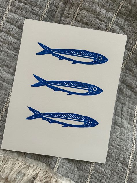 Wanting some sardine art for to complete your coastal grandmother aesthetic? Look no further! This is a hand-carved sardine art print, measuring 11 x 14 inches, this iconic fish is fit with deep blue paint to contrast the white paper. It's the perfect size for framing, hanging on a dorm wall as is---a seamless piece!  Crafted with care and precision, this linoleum print captures the essence of these cute sardines! This is a one-of-a-kind piece, carved and printed by myself from front to finish. Funky Art Print, Simple Fish Art, Lino Print Aesthetic, Drawing Surfboard, Simple Fish Design, Sardine Drawing, Sardine Doodle, Sardine Illustration, Line Art Fish