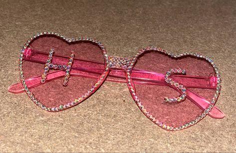 Harry Styles Heart Glasses Love On Tour, Harry Styles Glasses Heart, Bedazzler Ideas, Harry Styles Glitter, Harry Styles Glasses, Harry Styles Sunglasses, Concert Sunglasses, Midnights Outfit, Hslot Outfits