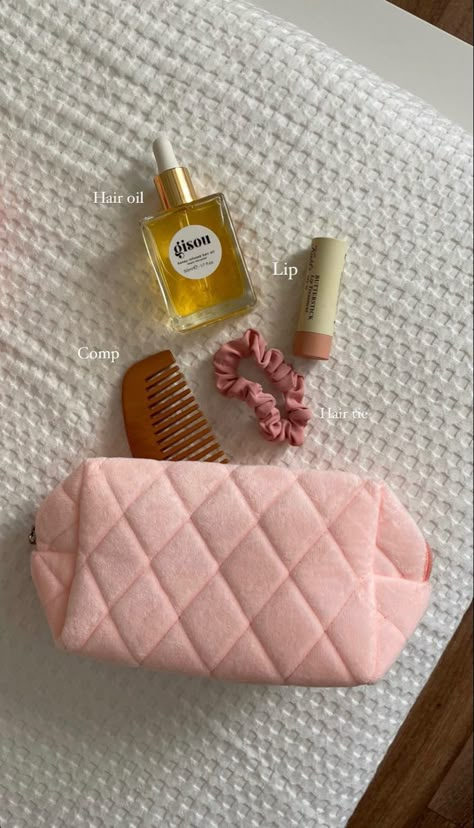 Hand Cream Photography Ideas, Instagram Product Picture Ideas, Product Flatlay Photography, Product Review Post, Aesthetic Flatlay Ideas, College Makeup, Products Aesthetic, Creative Photography Projects, Flatlay Makeup