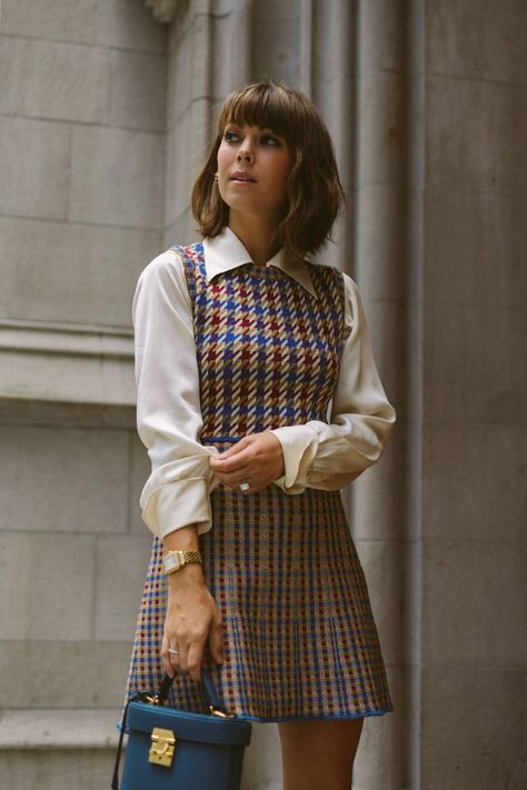 How to Pull Off 2017’s Plaid Checked Outfit Women, 60s Look Outfits, 50s Work Outfit, 50s Office Fashion, How To Dress Vintage Modern, 50s School Outfit, 60s Fashion Inspiration, Romantic Fashion Aesthetic, Fall Clothing Aesthetic