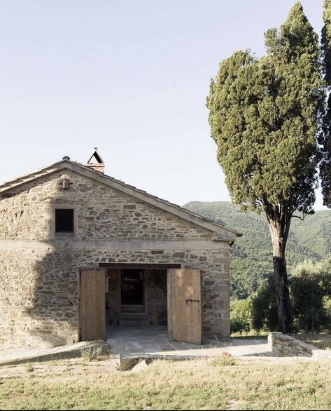 Italian Countryside House, Garden Tools Decor, Italy Photos, Toscana Italy, Italian Architecture, Stone Architecture, Stone Arch, Italian Countryside, Rustic Stone