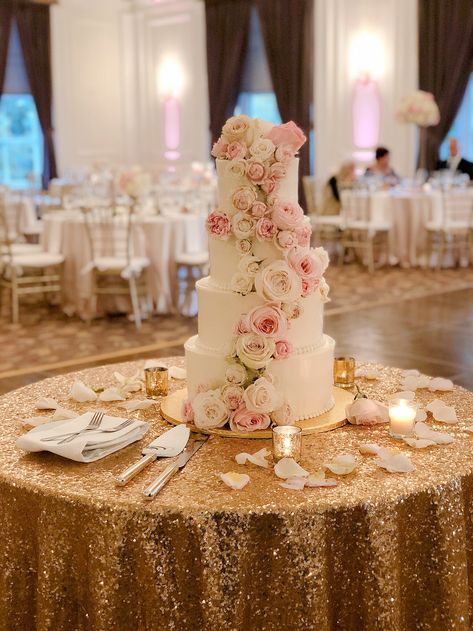 Wedding Cake Rose Gold Blush Pink, Pink White Gold Wedding Cake, Light Pink And Gold Wedding Theme, Blush Pink Ivory And Gold Wedding, Pink White And Gold Wedding Cake, Blush Pink Quinceanera Cakes, Cake Table Quinceanera, Blush Pink Quince Cake, Wedding Cakes Pink And White