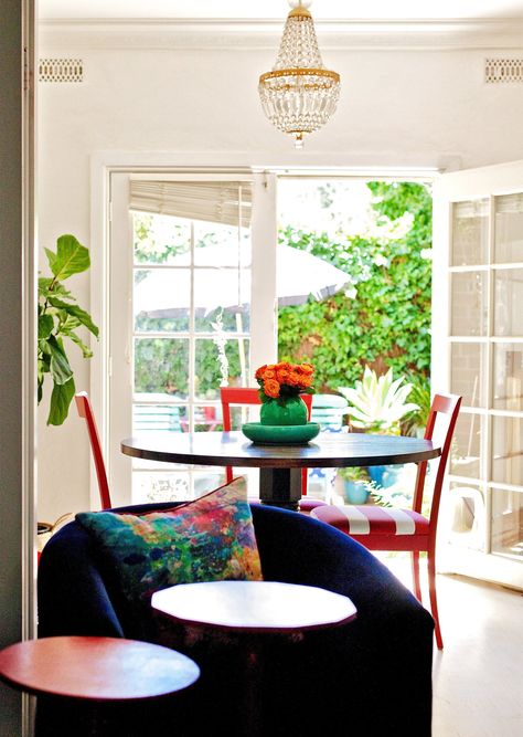 Camilla's Colorful Bayside Rental in Melbourne Melbourne Apartment, Colourful Home, Urban Cottage, Dining Room Cozy, Bungalow Renovation, Interior Design Dining Room, Inspiring Interiors, Austin Homes, On The Ocean