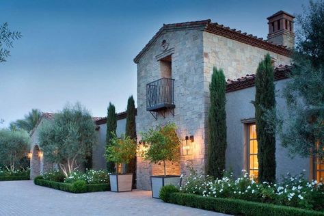 Northern Italian Style Villa-Gordon Stein Design-20-1 Kindesign Villa Style Home, Rustic Italian Home, Mediterranean Homes Exterior, Concept Model, Villa Style, Mediterranean Architecture, Tuscan Design, Mediterranean Style Homes, Rustic Italian