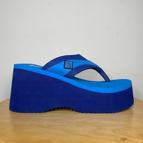 Chunky Flip Flops, Outfit Pieces, Y2k Shoes, Blue Flip Flops, Dr Shoes, Blue Y2k, Platform Flip Flops, Vintage Boots, Color Rojo