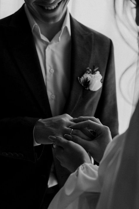 Wedding Details Photography, Wedding Picture Poses, Wedding Photography Styles, Wedding Couple Poses, Wedding Photos Poses, Civil Wedding, Wedding Photography Poses, New York Wedding, Wedding Shots