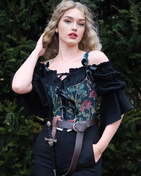 Dark Romantic Outfit, Cottagecore Friends, Fantasy Formal, Renfaire Outfit, Hobbit Life, Library Chic, Minimalist Goth, Oc Fashion, Dnd Oc