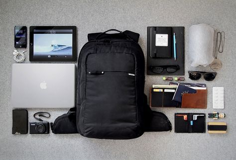 Essentials: Lincoln Eather  MARKETING MANAGER OF BELLROY Mens Travel Essentials, Mochila Edc, Edc Essentials, Things Organized Neatly, Tech Bag, Mens Travel, What In My Bag, Everyday Carry, Clothing Essentials