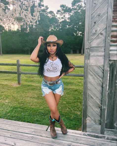 Rodeo Theme Outfits Black Women, Woman Rodeo Outfit, Rodeo Style Outfits, Cowgirl Outfits Black Women, Club Outfits Clubwear, Cookout Outfit, Cowgirl Fits, Summer Cowgirl Outfits, Western Inspired Outfits