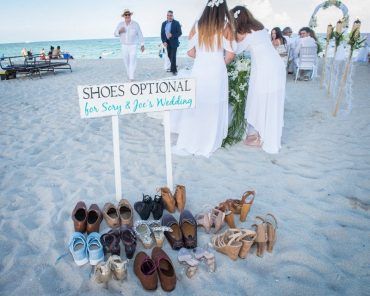 Start Your Wedding Planning Here: The Best Ideas and Advice Beach Wedding Groom, Beach Wedding Signs, Small Beach Weddings, Diy Beach Wedding, Casual Beach Wedding, Simple Beach Wedding, Dream Beach Wedding, Beach Wedding Shoes, Beachy Wedding