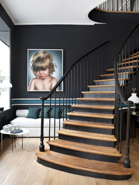 Painted staircase ideas which make your stairs look new 19 Painted Staircases, Black Stairs, Diy Staircase, New Staircase, Staircase Makeover, Wood Staircase, Staircase Decor, Casa Country, Stair Case