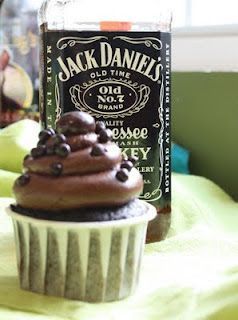 Jack Daniels Cupcake with whiskey ganache & whiskey frosting.. from 28 Drunken Cupcakes | Totally Pinteresting Jack Daniels Cupcakes, Drunken Cupcakes, Whiskey Cupcakes, Alcoholic Cupcakes, Fathers Day Cupcakes, Dessert Shots, Cupcake Recipes Chocolate, Think Food, Köstliche Desserts