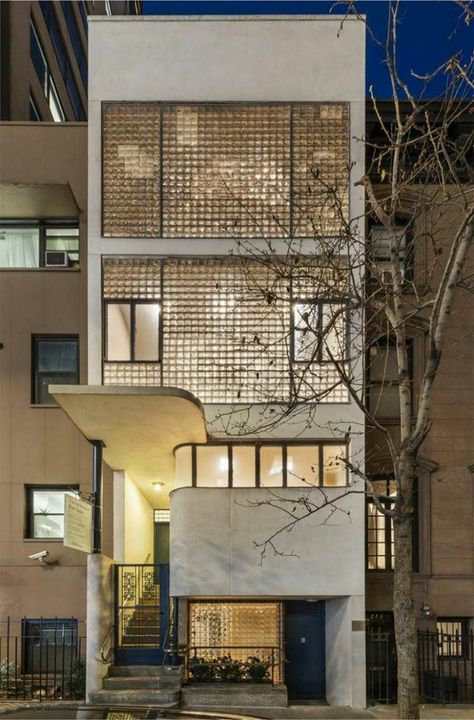 Modernist House, Unusual Buildings, Turtle Bay, Glass Brick, Brick Facade, Facade Architecture, Glass Blocks, Glass House, Residential Architecture