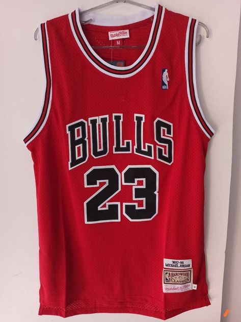 Chicago Bulls Aesthetic, Chicago Bulls Ropa, Nba Clothes, Bulls Outfit, Chicago Bulls T Shirt, Chicago Bulls Outfit, Chicago Bulls Shirt, Michael Jordan 23, Bulls Jersey