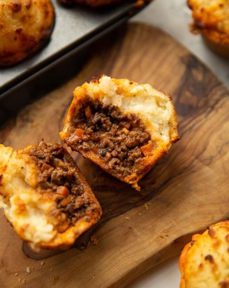 Mini Cottage Pies Mini Shepards Pie Muffins, Mini Cottage Pies, Muffin Tin Meat Pies, Mini Pie Recipes Savory, Mini Shepards Pie, Easy Meat Pies, Mini Pie Maker Recipes, Roast Dinner Sides, Mini Pie Maker