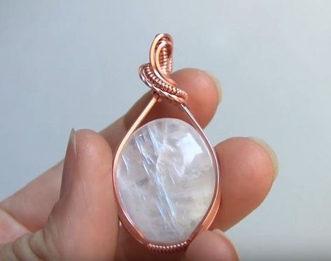 Cabochon Tutorial, Wrapped Cabochon, Crystal Wrapping, Wire Wrapped Cabochon, Diy Pendants, Free Jewellery Making Tutorials, Wire Wrap Cabochon, Wire Wrapped Jewelry Tutorials, Pendant Tutorial