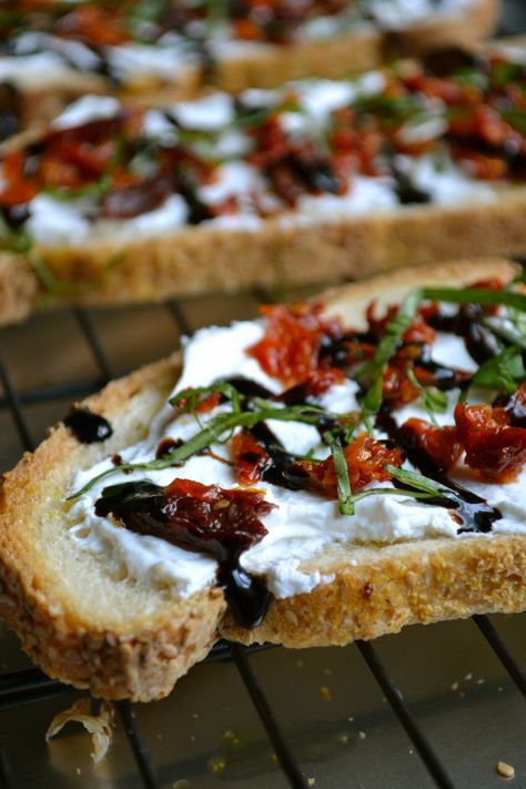 Goat Cheese and Sun Dried Tomato Crostini 1 Toast Goat Cheese, Tomato Goat Cheese, Goat Cheese Tomato Appetizer, Tomato And Goat Cheese Crostini, Goat Cheese Tomato Tart, Chapati, Dried Tomatoes, Snacks Für Party, Goat Cheese