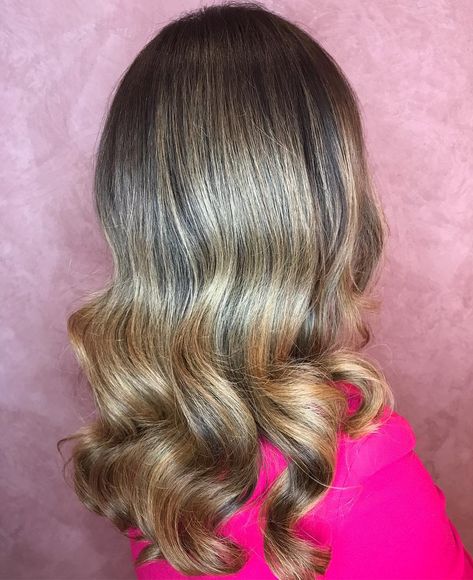 Did you know there are six different types of blow dries? Here are the different blow dry styles to ask for at your next blow dry bar of hair salon booking. Curly Blow Dry Medium Hair, Dry Bar Hairstyles, Blow Dry Bar Hairstyles, Bar Hairstyles, Blow Dry Styles, Blow Dry Curly Hair, Blow Dry Curls, Rich Girl Hair, Blow Bar