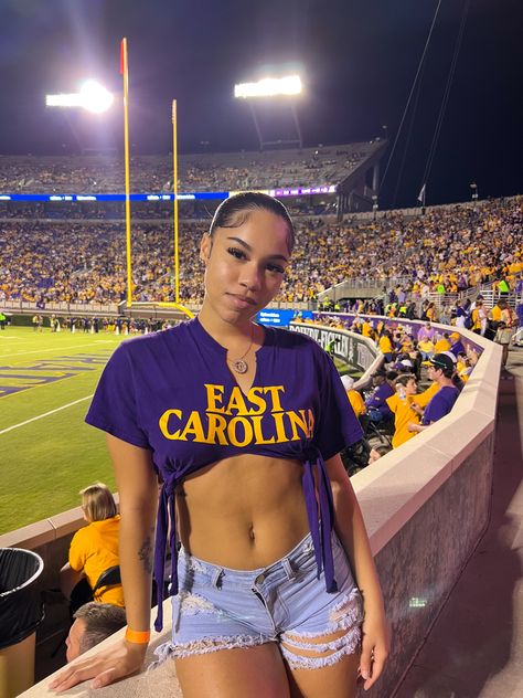 Hoco Tailgate Outfit, Homecoming Outfit Ideas College, Gameday Inspo Outfits, College Tailgate Outfit Black Women, Ecu College Aesthetic, College Football Outfits For Women, Game Day College Outfit, College Game Day Outfit Black Women, Ecu Game Day Outfit