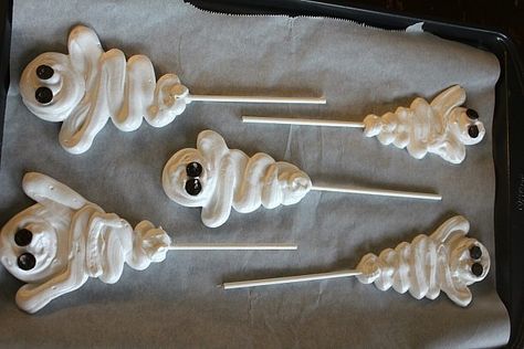 Yummy Halloween Food, Meringue Halloween, Ghost Pops, Ghost Meringues, Creative Halloween Treats, Ghost Treats, Creepy Food, How To Make Meringue, Meringue Cookie Recipe