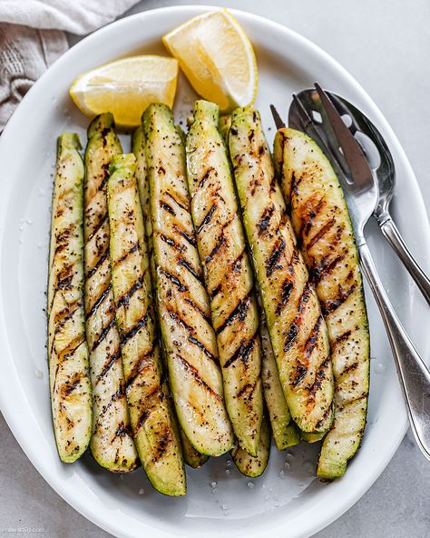 Grilled Zucchini Recipe - #grilled #bbq #zucchini #recipe #eatwell101 - Grilled zucchinis are lightly seasoned and perfectly charred this side dish is sure to be a hit at your summer cookout. Grilled zucchini is quickly becoming everyone's favorite side dish! - #recipe by #eatwell101® Asparagus On The Grill, How To Grill Asparagus, Bbq Zucchini, Grill Asparagus, Asparagus Grilled, Grilled Zucchini Recipes, Veggie Kabobs, Grilled Asparagus Recipes, Camping Meal