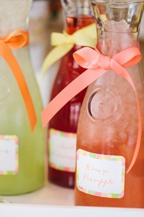 Mother's Day Brunch Decor Ideas Carafe Ideas, Staff Breakfast, Mothers Day Tea, Breakfast Drinks, Drink Display, Brunch Decor, Mothers Day Breakfast, Mothers Day Ideas, Spring Brunch