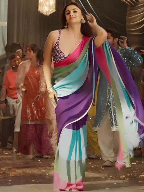 Alia Bhatt saree Rocky Aur Rani online Indian Party Wear Dresses, Alia Bhatt Saree, Bollywood Theme Party, Bollywood Theme, Set Saree, Indian Party, Indian Party Wear, Alia Bhatt, Lace Border