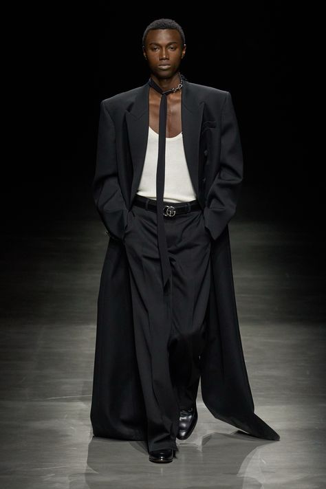 Gucci Fall 2024 Menswear https://www.vogue.com/fashion-shows/fall-2024-menswear/gucci/slideshow/collection#56 Ysl Menswear, Male Runway, Johnny Edlind, 2025 Style, Gucci Menswear, Gucci Outfit, Men Fashion Week, Gucci Runway, 2024 Menswear