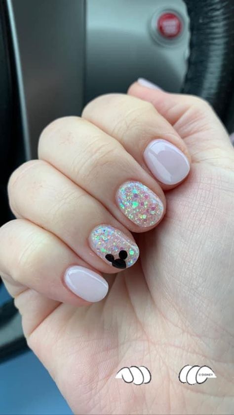 Cute And Simple Disney Nails, Disney Nails Diy Easy, Short Nails Disney Design, Cute Mickey Nails, Short Disneyland Nails, Disney Nails Not Acrylic, Short Gel Nails Disney, Gel Nails Disney Design, Nails For Disney Cruise