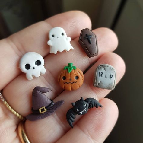 Is it still early to think of halloween? This scary studs set is already available on etsy, so you can receive it on time!… Fimo Halloween, Pelottava Halloween, Polymer Clay Kunst, Crea Fimo, Clay Halloween, Polymer Clay Halloween, Halloween Clay, Clay Artist, Clay Diy Projects