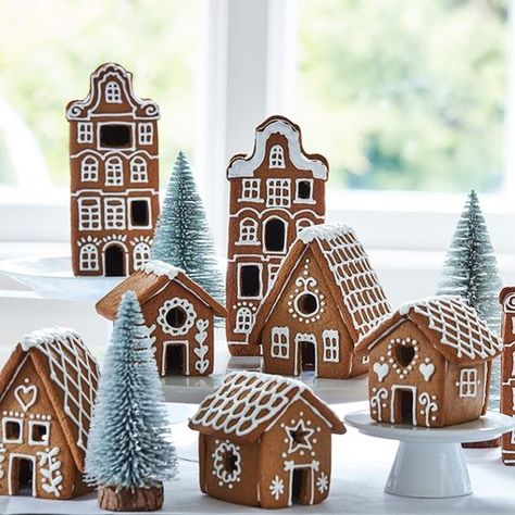 Easy Gingerbread House, Cool Gingerbread Houses, Gingerbread House Recipe, Gingerbread House Template, Make A Gingerbread House, Gingerbread House Designs, Gingerbread House Cookies, Festive Table Setting, Gingerbread Village