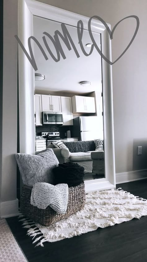 Simple Apartment Decor, Simple Apartments, Cheap Living Room Decor, Hair Play, College Apartment Living Room, First Apartment Decorating, Apartment Decoration, Decor Studio, Design Apartment