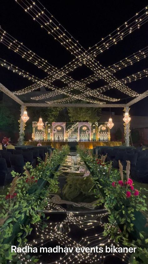 Evening Wedding Decor, Vidhi Mandap, Minimal Wedding Decor, Indian Wedding Stage, Indian Wedding Decorations Receptions, Wedding Tent Decorations, Indian Wedding Theme, Reception Stage Decor, Night Wedding Decor