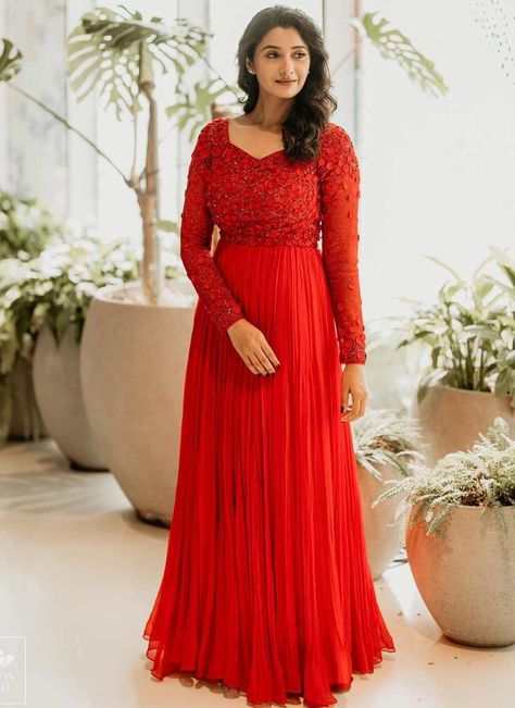 Shankar Images, Indian Party Wear Gowns, Chiffon Blouses Designs, Red Frock, Priya Bhavani Shankar, Function Dresses, Long Frock Designs, Gown Party Wear, Long Gown Design