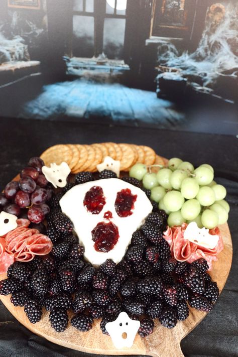 Step into the realm of eerie elegance this Halloween season with Nashville Wifestyles' Halloween-themed charcuterie board that's sure to make you scream with delight! We've conjured up the perfect blend of spooky and stylish, inspired by the classic Scream movie. Visit our site now to discover step-by-step instructions, tips and all the tricks you need to create a ghoulishly good Halloween charcuterie board that will have your guests screaming for more! Scream Mask Charcuterie Board, Black And White Charcuterie Board, Spooky Charcuterie Board, Spooky Charcuterie, Halloween Charcuterie Board, Halloween Charcuterie, Horror Movie Night, Scream Mask, Entertaining Tips