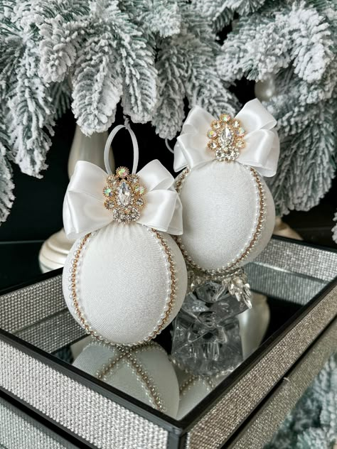 White milk Christmas 3.15ʼʼ baubles. Add a touch of elegance and holiday charm to your home with these beautiful milk  baubles . They are covered with premium soft  velvet , so touching them evokes a feeling of comfort and magic. ▪️Size 3.15"/ 8cm ▪️Furniture-gold  ▪️Material velvet, satin lace, gold glass brooch and gold  glass rhinestones  White Xmas set  will serve you for many years. Each order more than 5 balls is securely and carefully packaged in a gift box.  You can order Christmas bows White Christmas Decorations Elegant, White And Gold Christmas Decor, Christmas Decorations White, White And Gold Christmas, Fancy Christmas Ornaments, October Crafts, White Christmas Ornaments, Christmas Wreaths Diy Easy, Gold Christmas Decorations