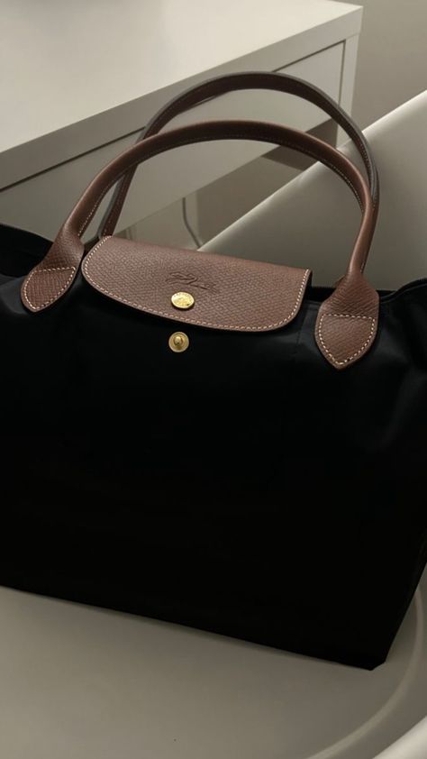 College Bags Aesthetic, Longchamp Uni Bag, Longchamp Tote Bag Outfit, Longchamp Le Pliage Aesthetic, La Pliage Longchamp, Long Champ Bag Aesthetic, Le Pliage Longchamp Outfit, Bags For Uni, Longchamp Bag Aesthetic