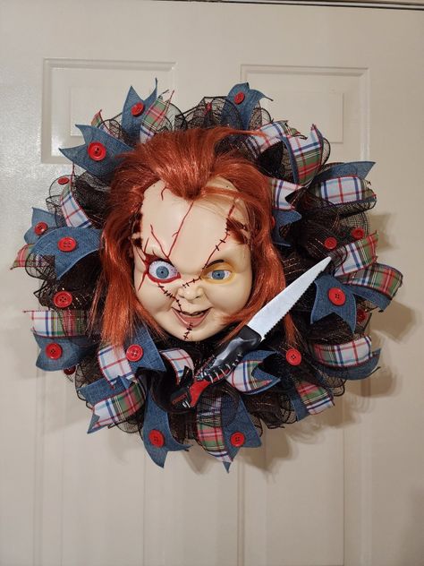 Chucky Halloween Wreath, Chucky Halloween Decorations, Chucky Decorations, Horror Movie Wreath, Chucky Wreath, Horror Wreath, Halloween Killers, Florist Bouquets, Scary Halloween Wreath