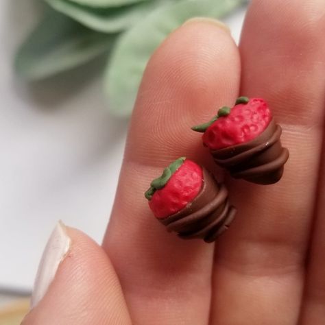 Handmade Chocolate Covered Strawberries Polymer Clay Earrings With Hypoallergenic Stainless Steel Posts. I Also Sell On Etsy On My Shop @Shyrosebows. If You Purchase 2 Or More Of My Handmade Earrings Or Hair Bows I Will Offer You Free Shipping. Please Let Me Know If You Have Any Questions Mini Christmas Clay Ideas, Dessert Clay Earrings, Thanksgiving Earrings Clay, Clay Food Charms, Clay Ideas Polymer, Clay Earrings Idea, Lord Of The Rings Polymer Clay, Food Earrings Clay, Polymer Clay Food Magnets